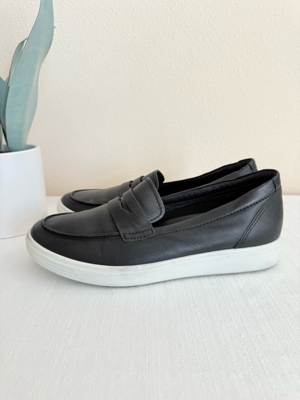 New ECCO Black Leather Slip-On Loafer Sneaker - Women